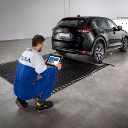 Kalibreringsmtte med hjulcentreringsbeslag og laserlibelle