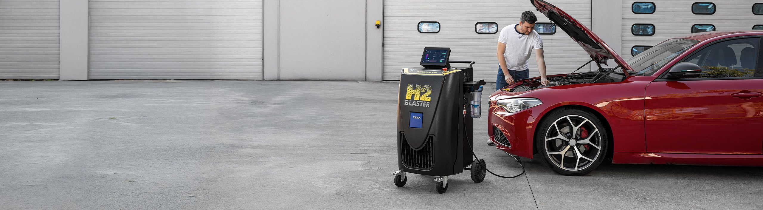 Mekaniker reng�r motorns insugssida med TEXA H2 BLASTER.